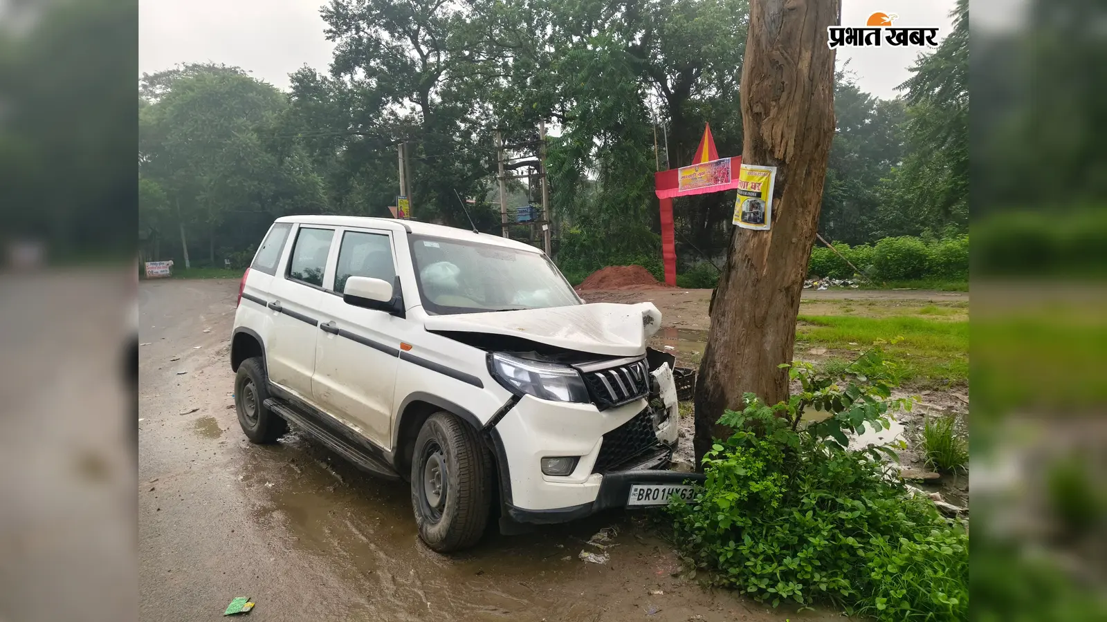 गिरिडीह: हादसों के बाद भी नहीं जागा विभाग, बराकर पुल के पास सूखा शीशम का पेड़ बना जानलेवा खतरा
