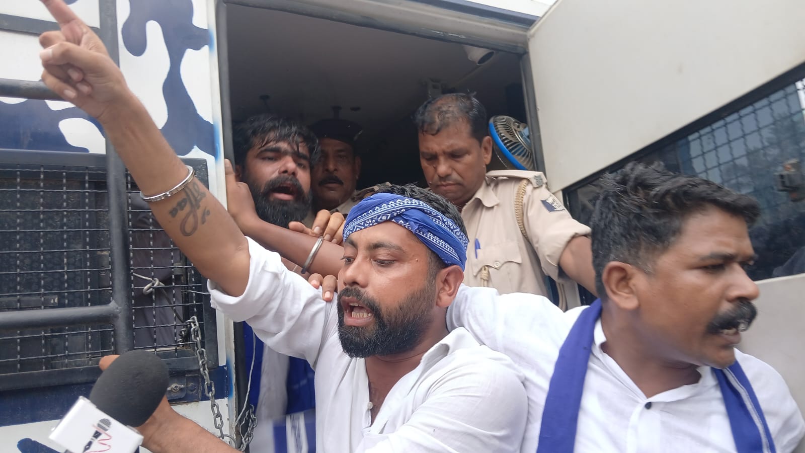 कार्यकर्ताओं को किया गया डिटेन