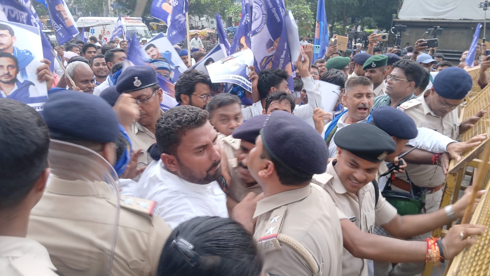 प्रदर्शन की तस्वीर