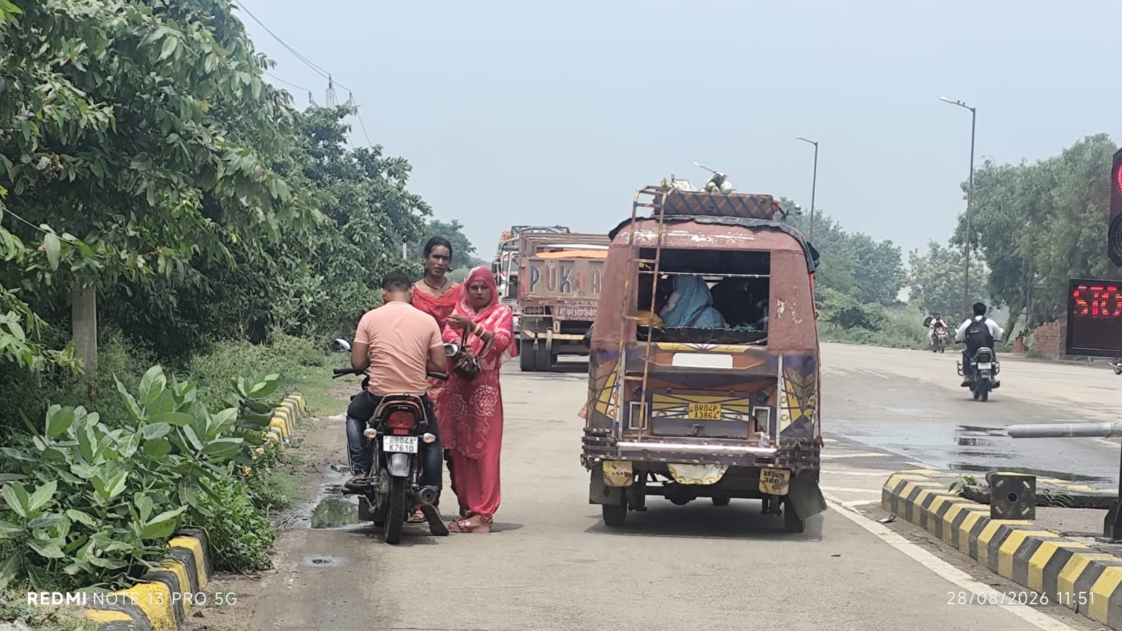 सड़क किनारे लगता है जाम 
