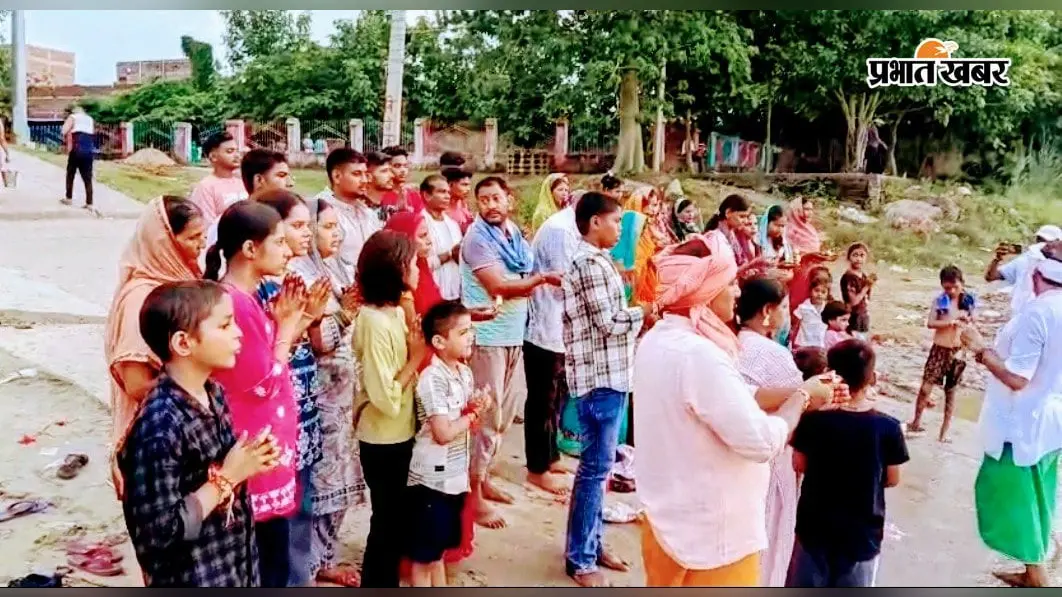 बक्सर: श्रावण पूर्णिमा पर चौसा के महादेव घाट पर गूंजा हर-हर गंगे, भव्य आरती में उमड़ा श्रद्धालुओं का सैलाब