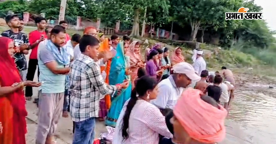 आरती में शामिल श्रद्धालु | Prabhat Khabar Network