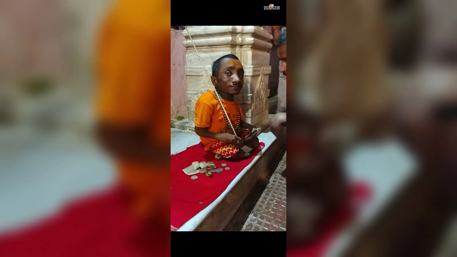 बाबाधाम में एक फीट के युवक ने खींचा सबका ध्यान, अनोखी पहचान से कमा रहा आजीविका
