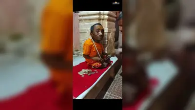 बाबाधाम में एक फीट के युवक ने खींचा सबका ध्यान, अनोखी पहचान से कमा रहा आजीविका