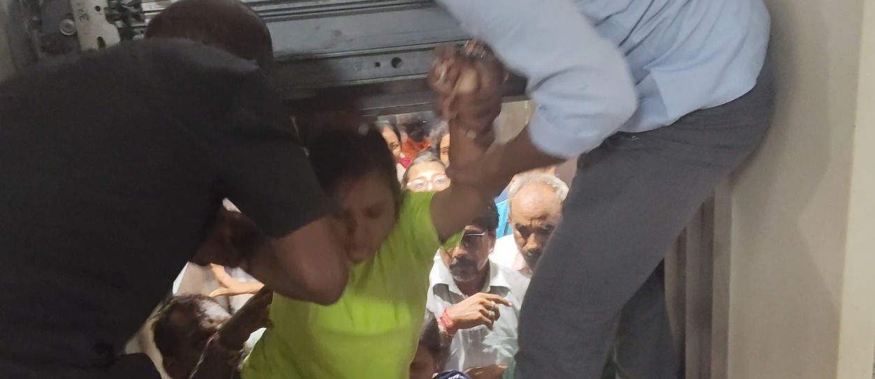 लिफ्ट से बच्ची को निकालते लोग