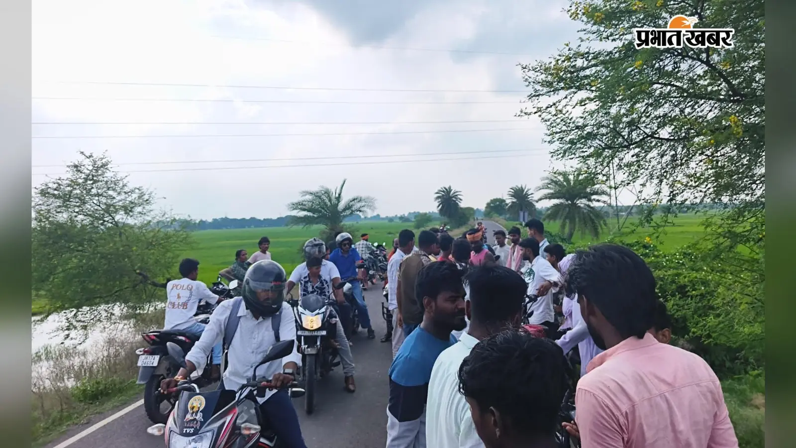 मेहरमा में सड़क हादसा: टोटो ने बाइक में मारी टक्कर, तीन घायल, चालक फरार