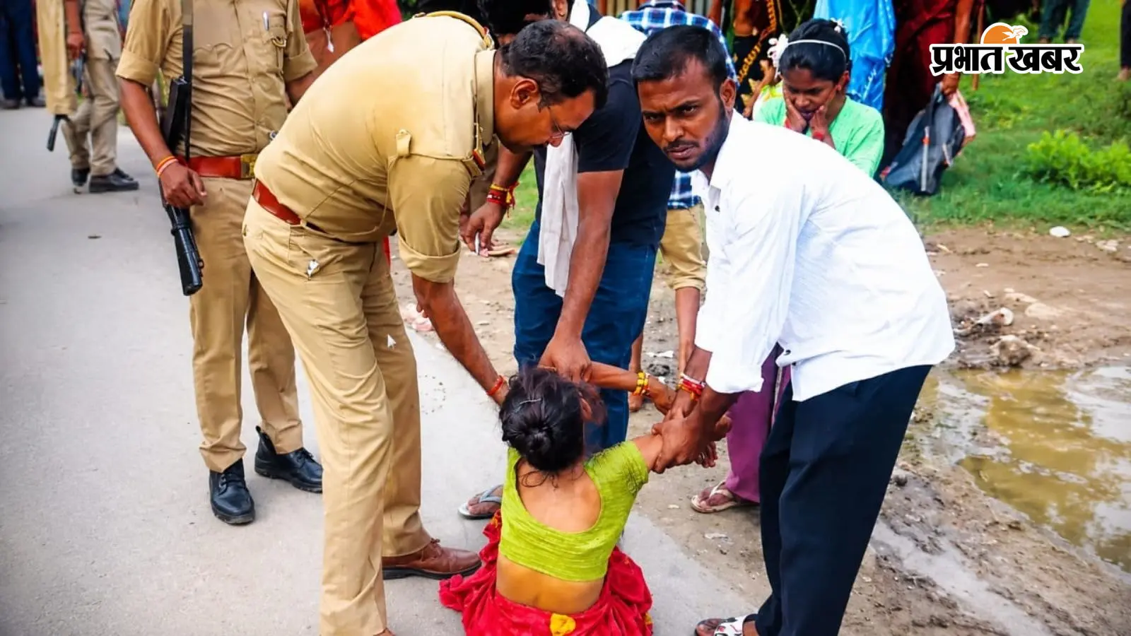 सड़क किनारे बेसुध पड़ी थी महिला, तभी पहुंचे थाना प्रभारी और किया कुछ ऐसा कि हर कोई करने लगा सलाम