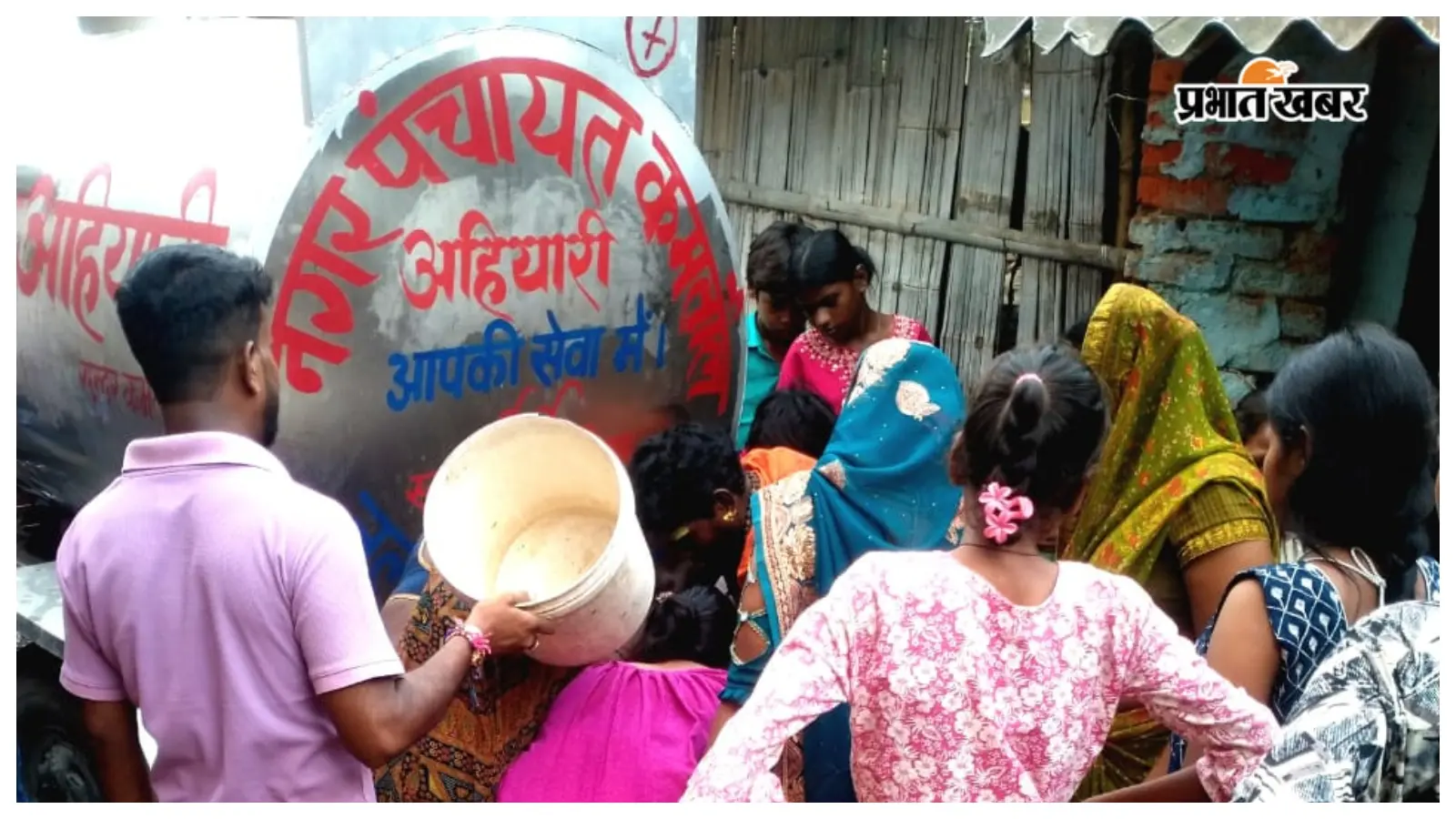 Darbhanga: कमतौल में भीषण जलसंकट, 50 घरों के चापाकल सूखे, टैंकर के पानी पर निर्भर लोग