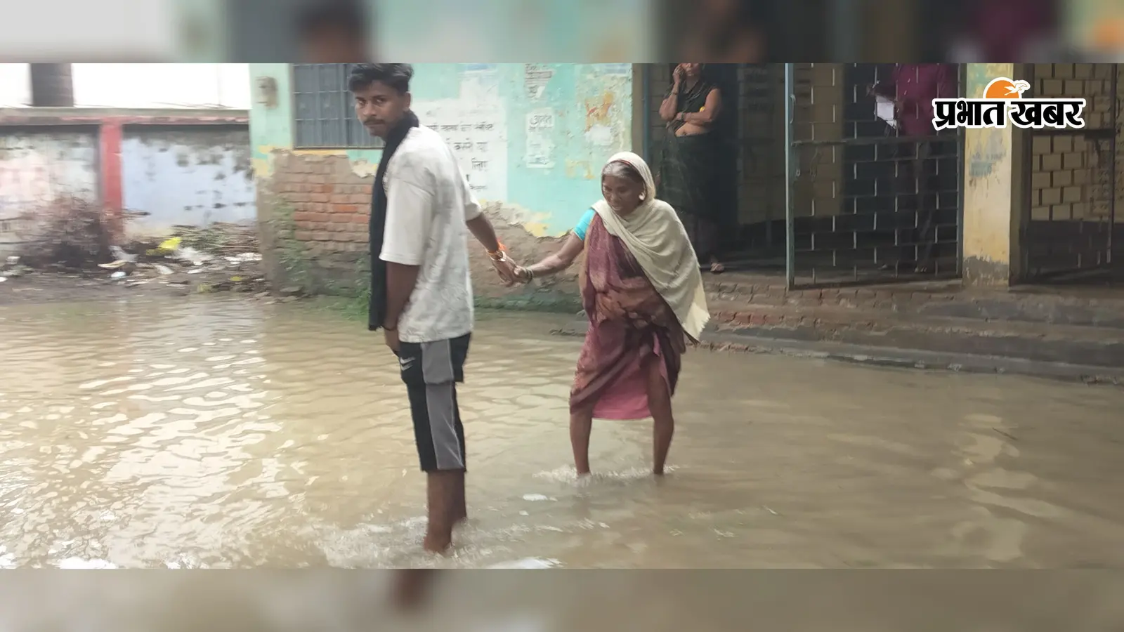 कैमूर: दो घंटे की बारिश में झील बना रामगढ़ बाजार, दुकानों में घुसा नाले का पानी; अस्पताल और कॉलेज मार्ग पर चलना हुआ दूभर