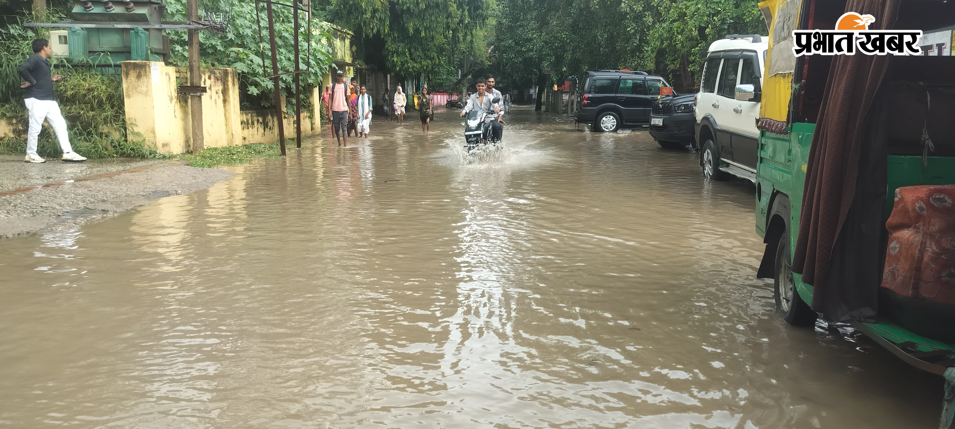 फोटो,,,अपनी दुकान से पानी फेंकते दुकानदार  फोटो,,,,दुकान के अंदर घुसा नाले का गंदा पानी,  फोटो,,, झील में तब्दील अस्पताल जाने वाली सड़क के बीच गुजरता बाइक सवार,  फोटो,,,आधार केंद्र से जलजमाव के बीच वृद्ध महिला का हाथ पकड़कर ले जाता युवक,   | Prabhat Khabar Network
