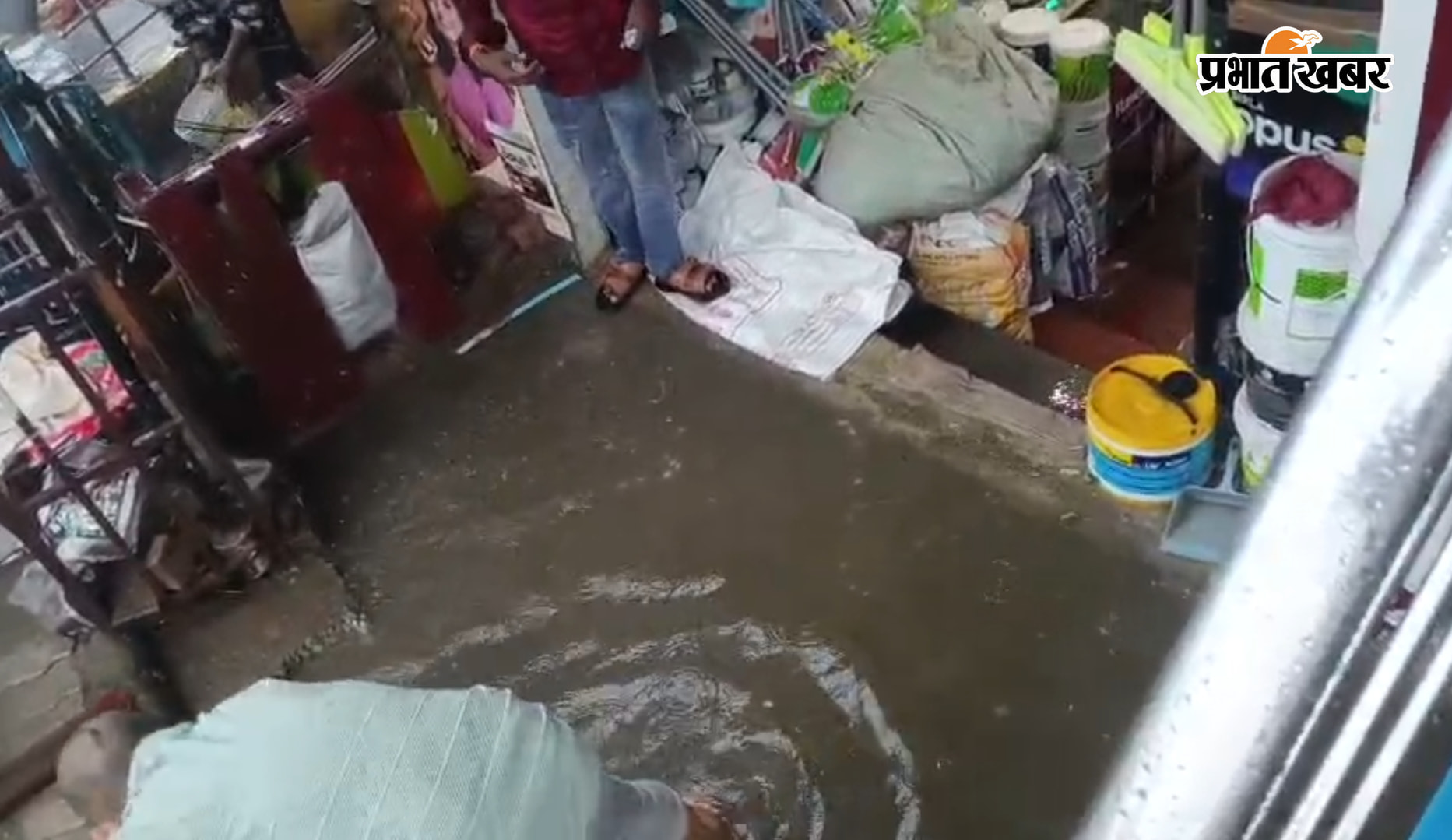 फोटो,,,अपनी दुकान से पानी फेंकते दुकानदार  फोटो,,,,दुकान के अंदर घुसा नाले का गंदा पानी,  फोटो,,, झील में तब्दील अस्पताल जाने वाली सड़क के बीच गुजरता बाइक सवार,  फोटो,,,आधार केंद्र से जलजमाव के बीच वृद्ध महिला का हाथ पकड़कर ले जाता युवक,   | Prabhat Khabar Network