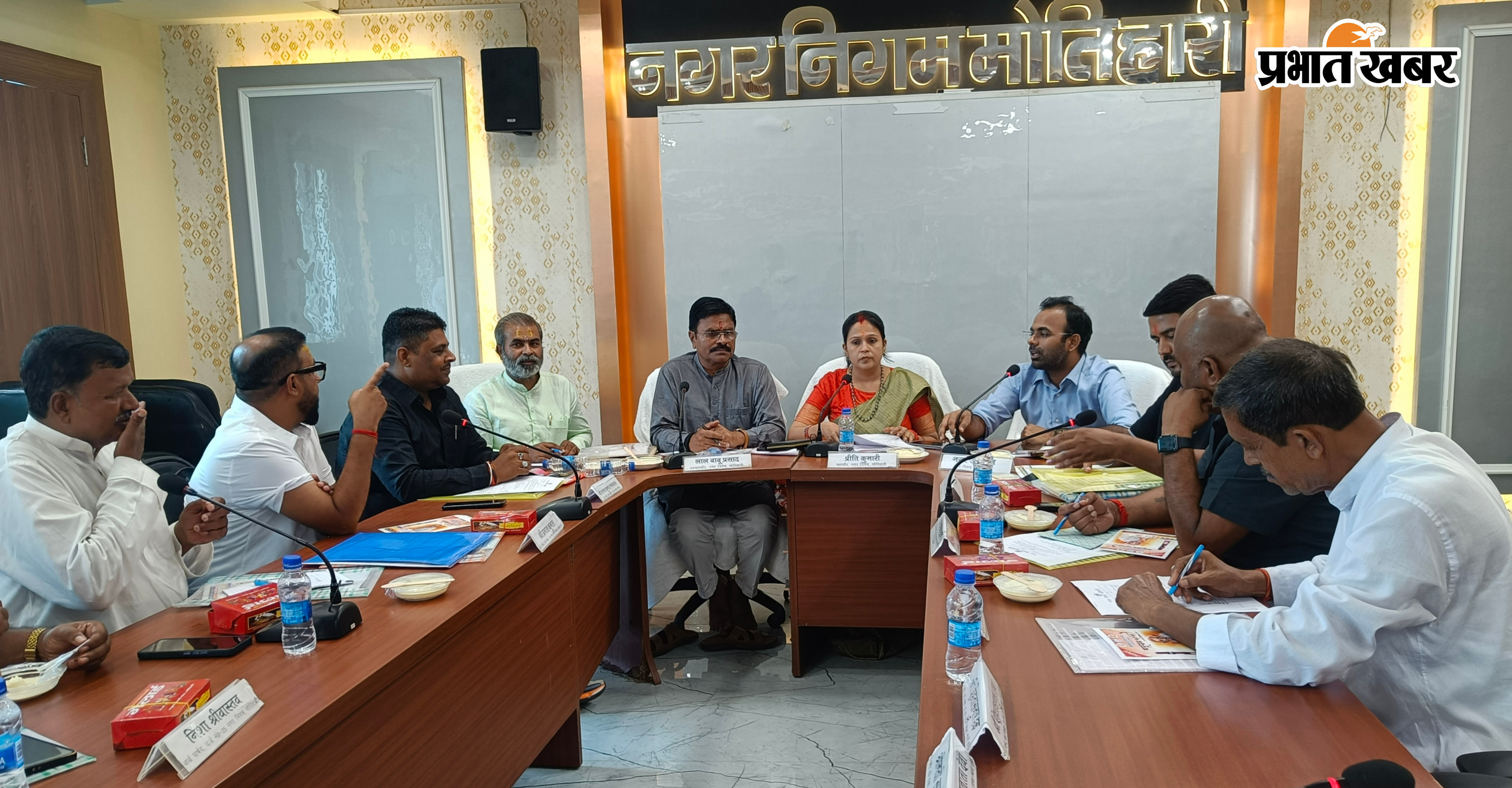 नगर निगम बोर्ड की बैठक में शामिल मेयर, डिप्टी मेयर, नगर आयुक्त व अन्य पार्षदगण | Prabhat Khabar Network