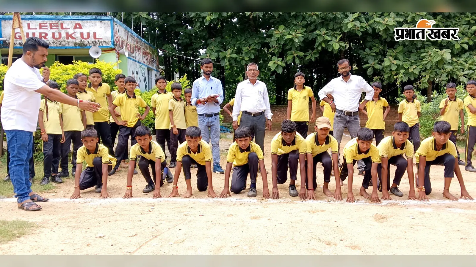Hazaribagh News: सीटी बजी और मैदान में दौड़ पड़े बच्चे, राष्ट्रीय खेल दिवस पर छात्रों ने 100 मीटर से साइकिल रेस तक दिखाया दम