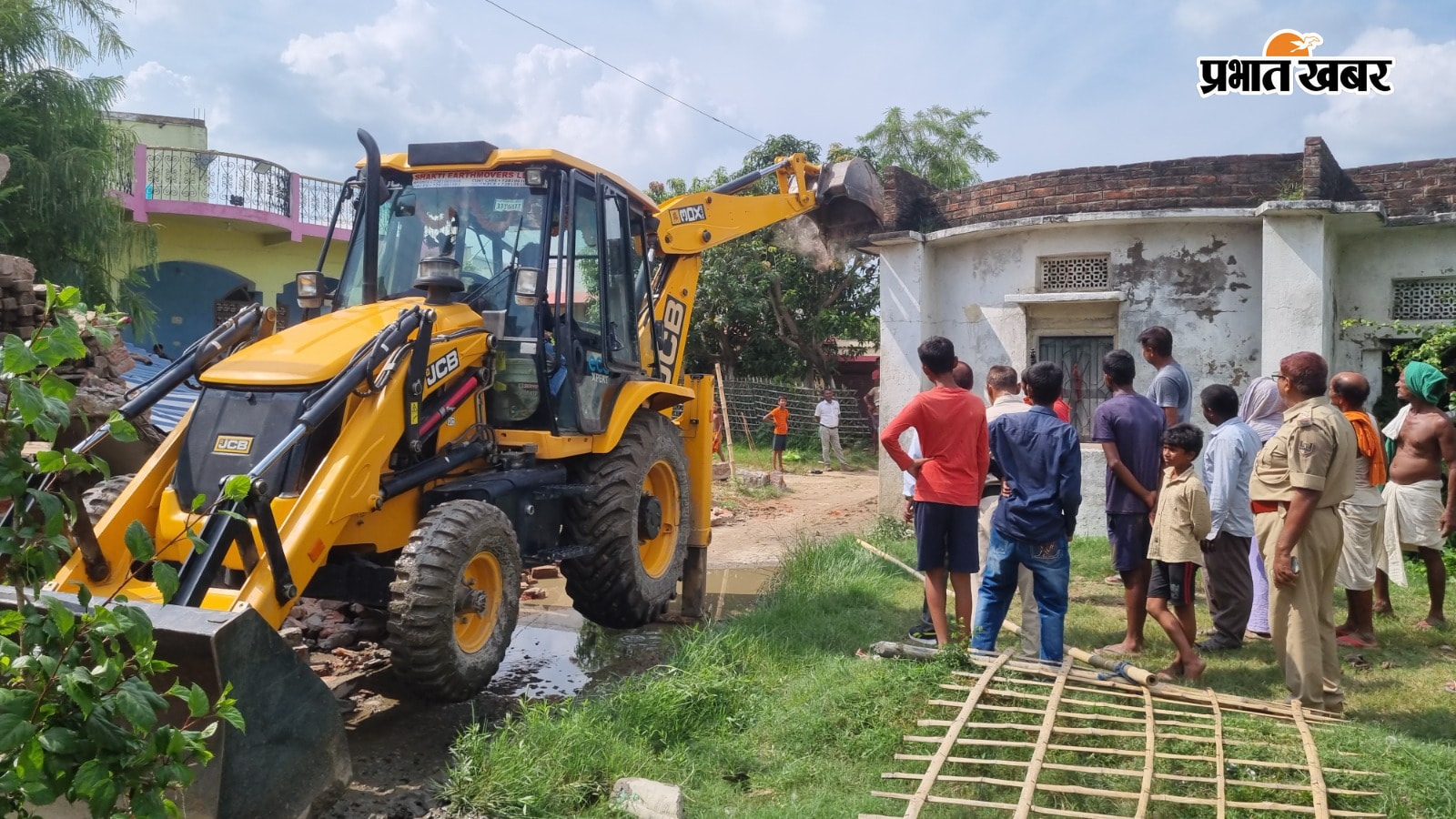 फोटो :- बेनीपट्टी के कटैया गांव में अतिक्रमण हटाते जेसीबी | Prabhat Khabar Network