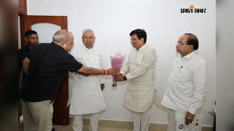 पूर्व मुख्यमंत्री से मुलाकात करते आनंद पुष्कर  | Prabhat Khabar Network