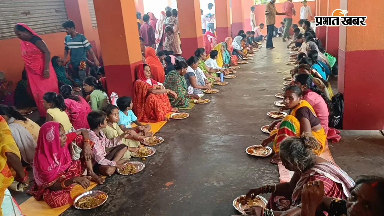 सावन पूर्णिमा पर काली मंदिर में 56 भोग, विधायक ने ग्रहण किया महाप्रसाद