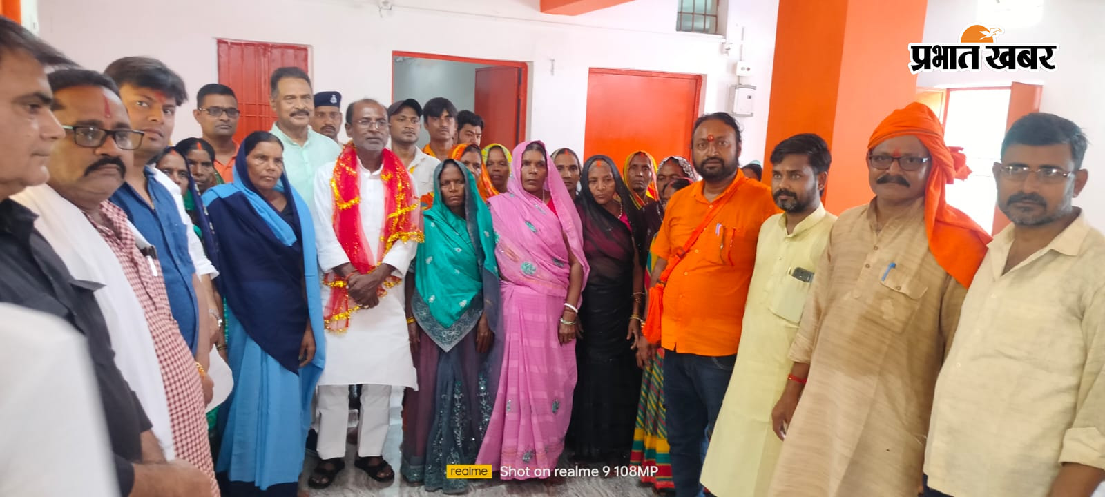 फोटो 1-प्रसाद ग्रहण करते श्रद्धालु फोटो2 - नोखा विधायक नागेंद्र चंद्रवंशी को सम्मानित करते काली पूजा कमेटी के अध्यक्ष व अन्य | Prabhat Khabar Network