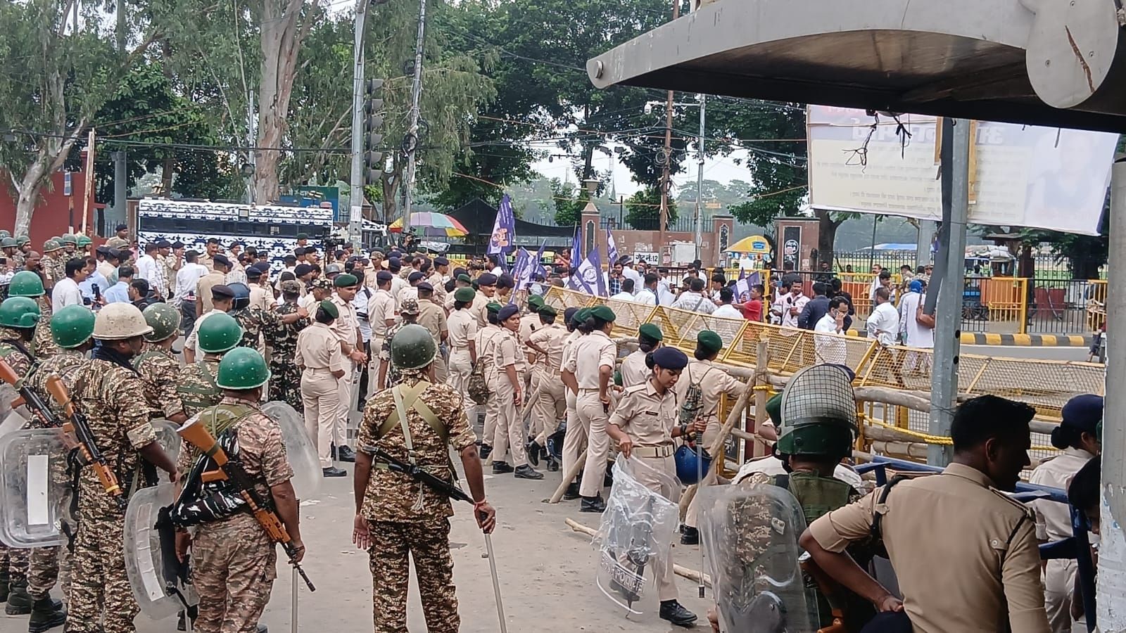 सड़क पर कार्यकर्ताओं से ज्यादा दिखी पुलिस