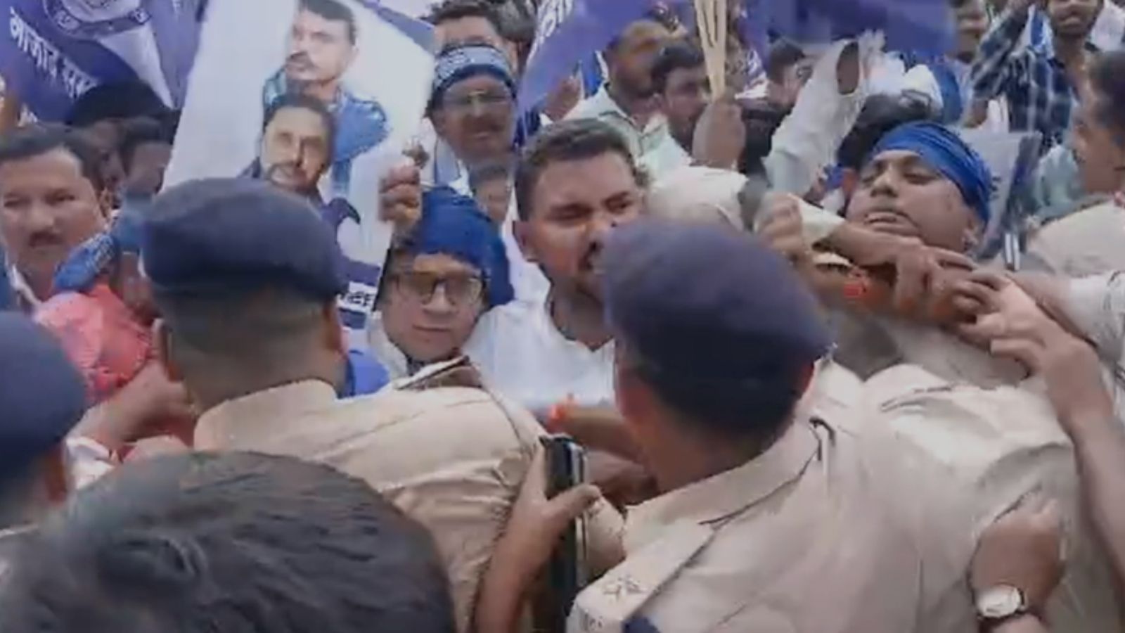 पुलिस और प्रदर्शनकारियों के बीच भिड़ंत