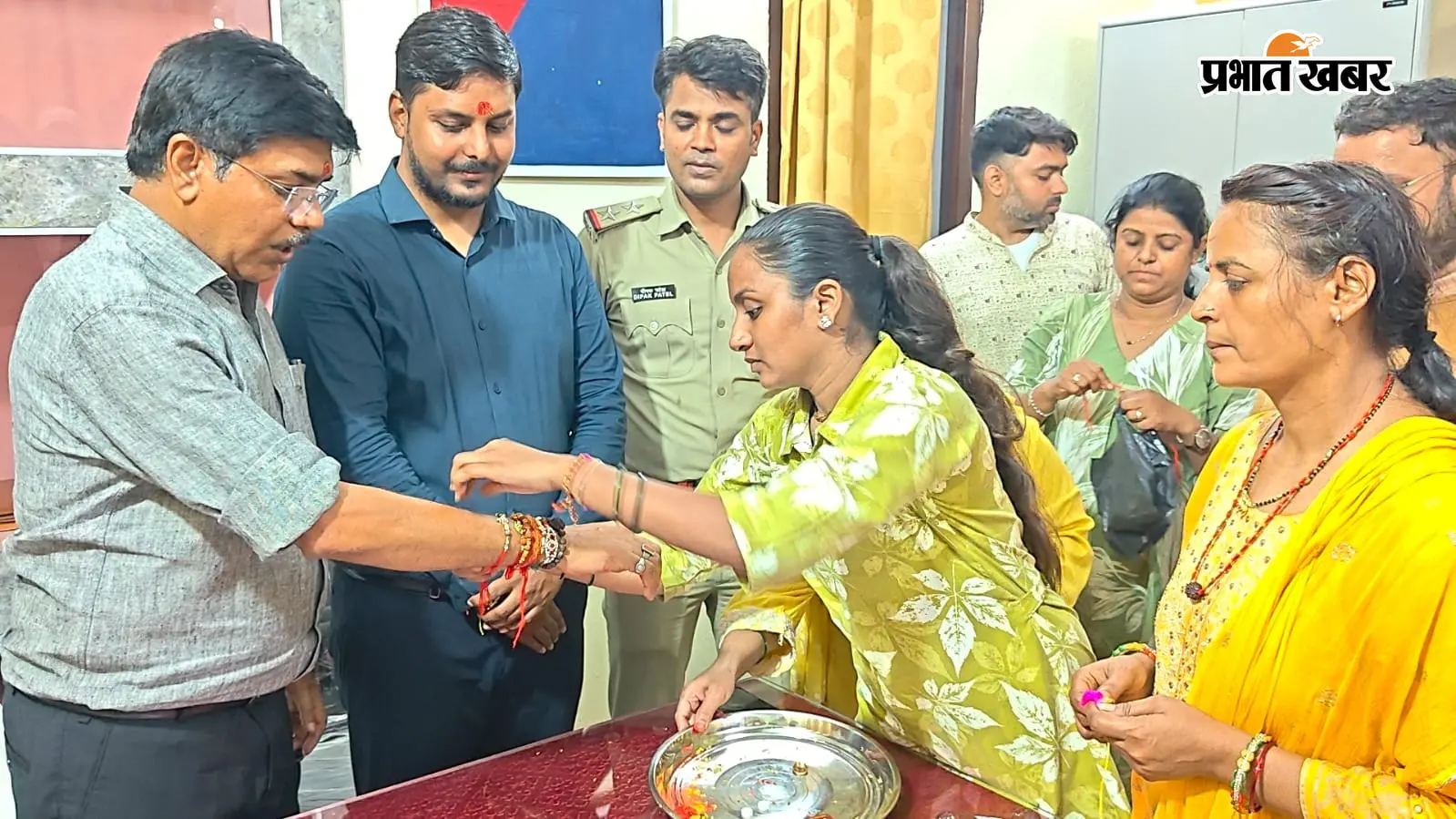 नेपाल फ्लैश फ्लड में फंसे 106 तीर्थयात्री सुरक्षित पटना रवाना, रक्षाबंधन पर महिलाओं ने अधिकारियों को बांधी राखी