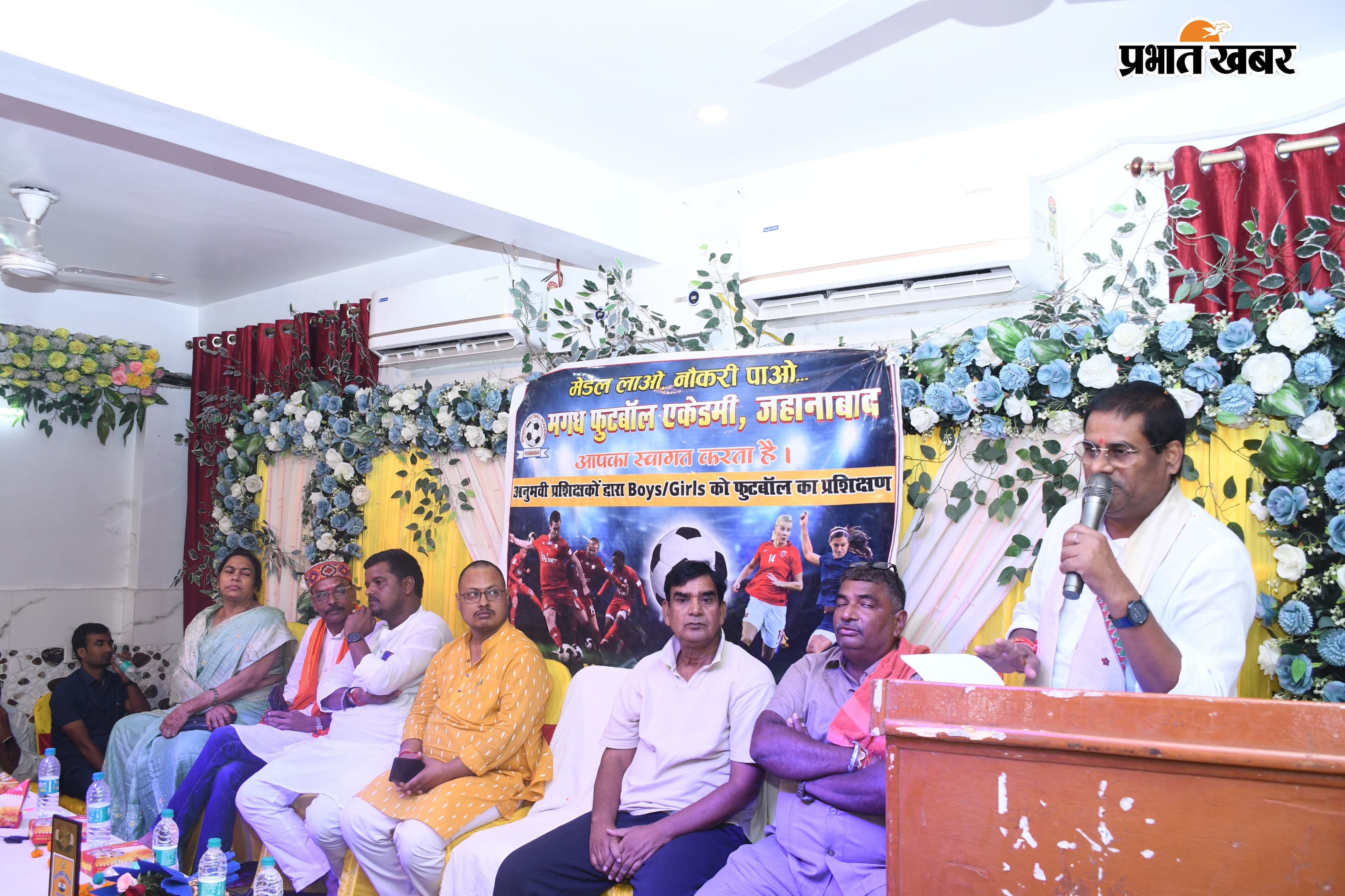 राष्ट्रीय खेल दिवस के अवसर पर कार्यक्रम का दीप जिला कर उद्घाटन और संबोधित करते मंत्री प्रमोद चंद्रवंशी सम्मानित किए गए जिले के खिलाड़ियों के साथ मौजूद मंत्री प्रमोद चंद्रवंशी | Prabhat Khabar Network