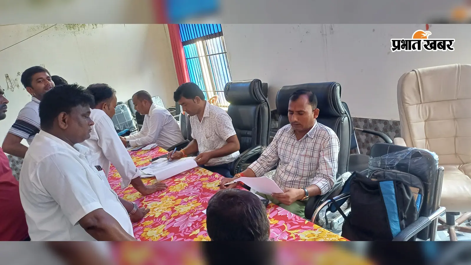 रोहतास: करगहर में जनता दरबार महज औपचारिकता, फरियादी पहुंचे, लेकिन सुनवाई करने वाले अधिकारी ही गायब