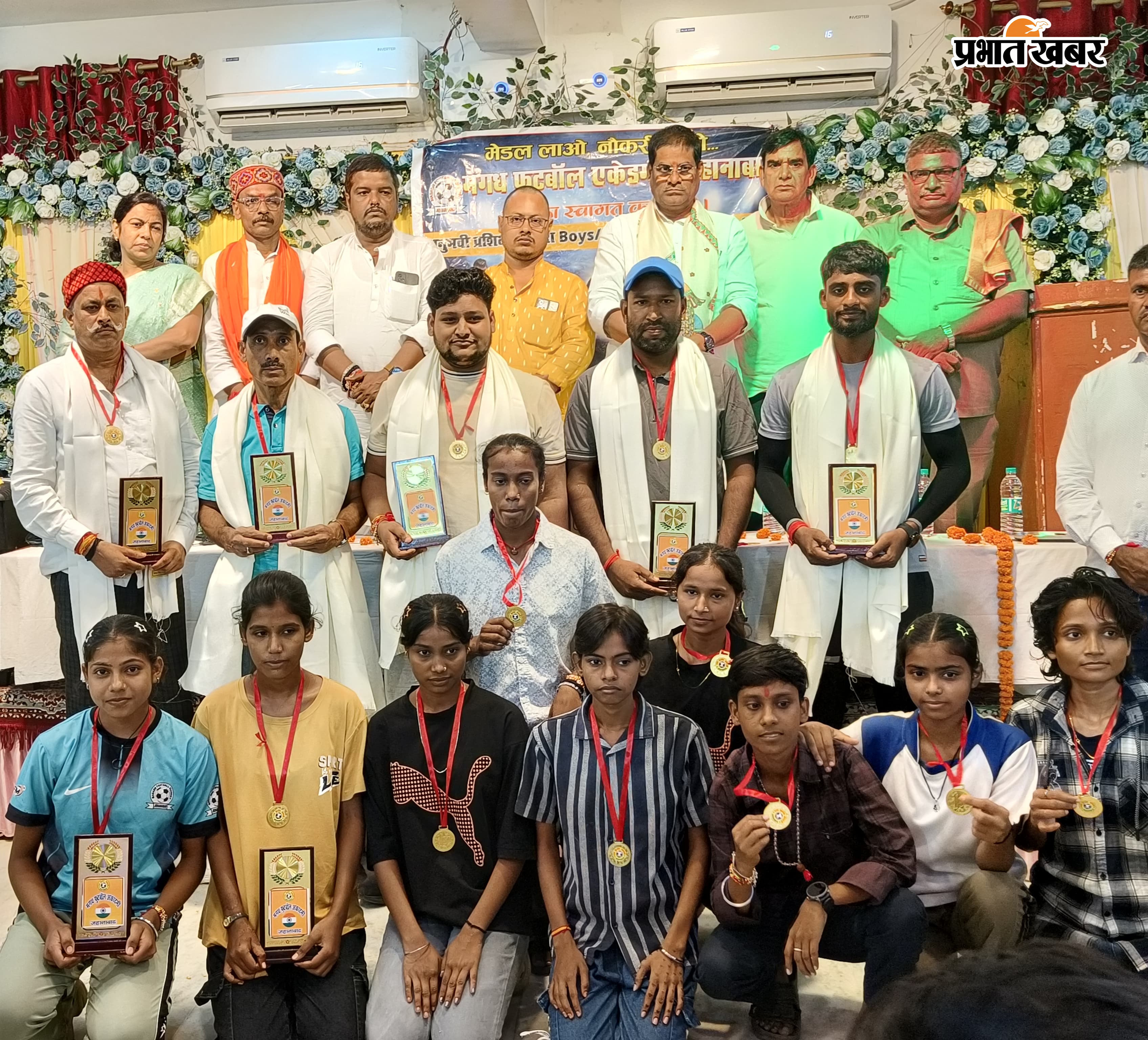 राष्ट्रीय खेल दिवस के अवसर पर कार्यक्रम का दीप जिला कर उद्घाटन और संबोधित करते मंत्री प्रमोद चंद्रवंशी सम्मानित किए गए जिले के खिलाड़ियों के साथ मौजूद मंत्री प्रमोद चंद्रवंशी | Prabhat Khabar Network