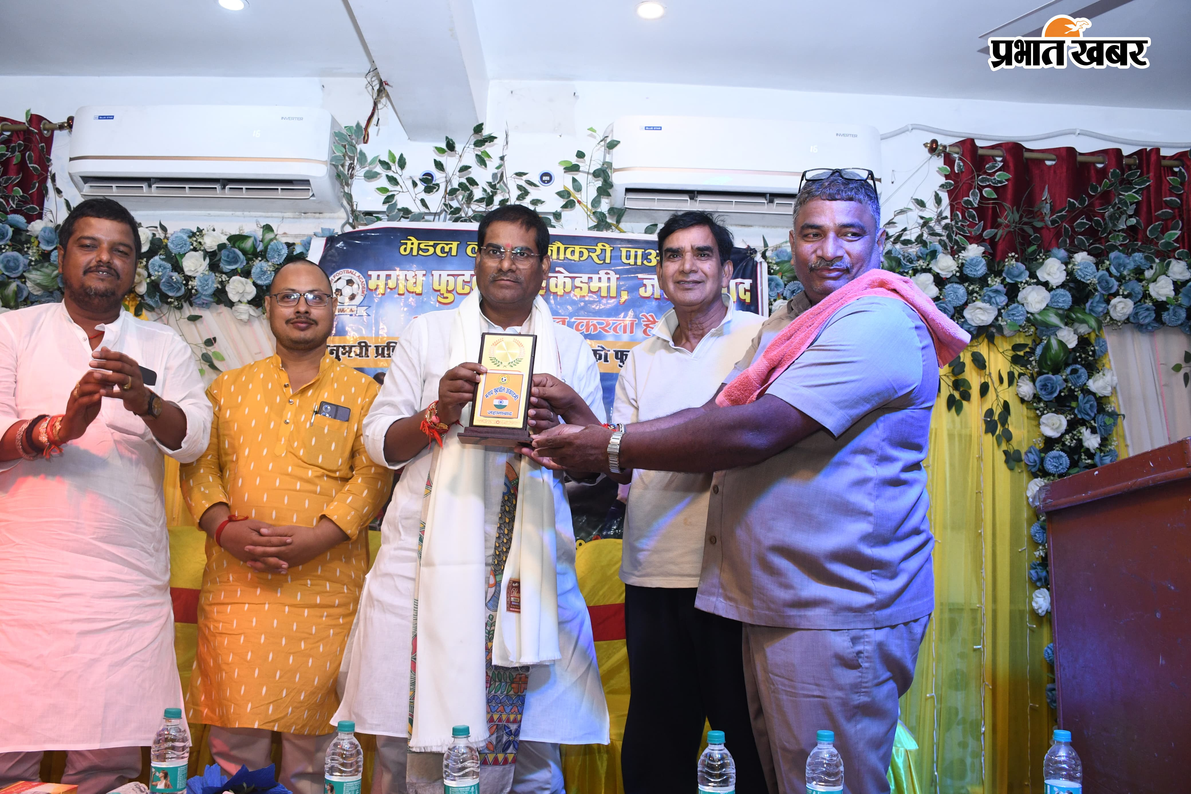 राष्ट्रीय खेल दिवस के अवसर पर कार्यक्रम का दीप जिला कर उद्घाटन और संबोधित करते मंत्री प्रमोद चंद्रवंशी सम्मानित किए गए जिले के खिलाड़ियों के साथ मौजूद मंत्री प्रमोद चंद्रवंशी | Prabhat Khabar Network