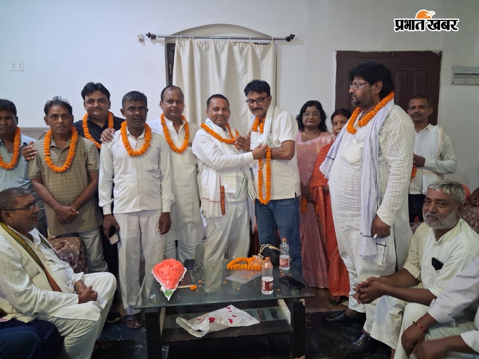 स्वागत कार्यक्रम में मौजूद जदयू के अधिकारी व कार्यकर्ता | Prabhat Khabar Network