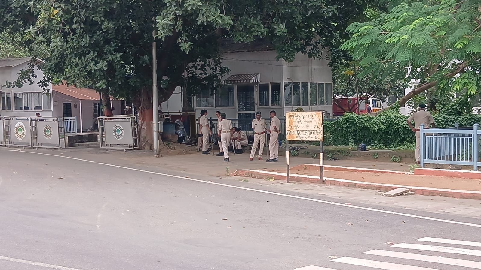सुरक्षा घेरे में रहा CM हाउस और लोकभवन