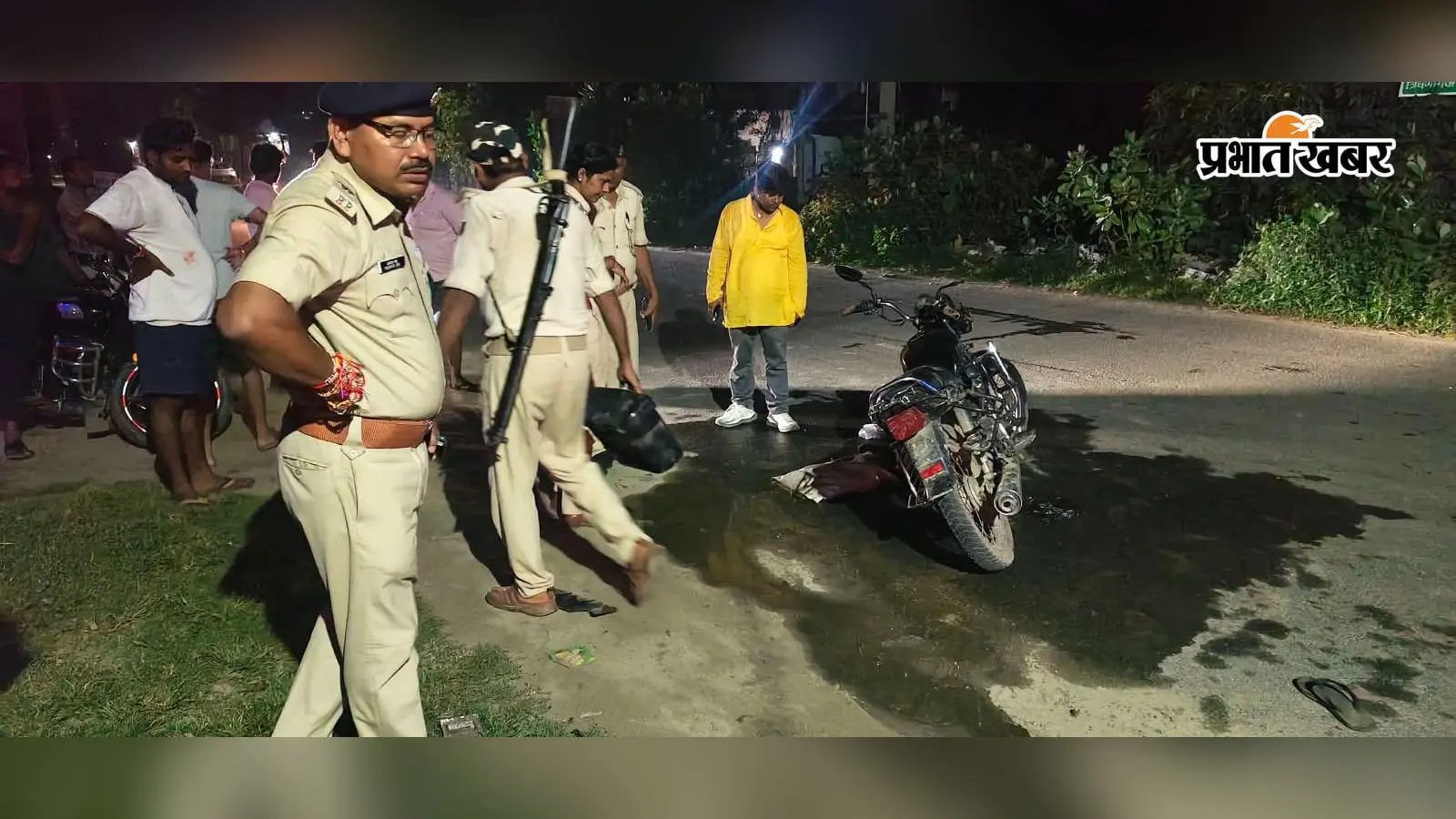 शराब लदी बाइक कार से टकराई, दोनों सवार बाइक-शराब छोड़कर फरार; सुपौल में 30 लीटर देसी शराब बरामद