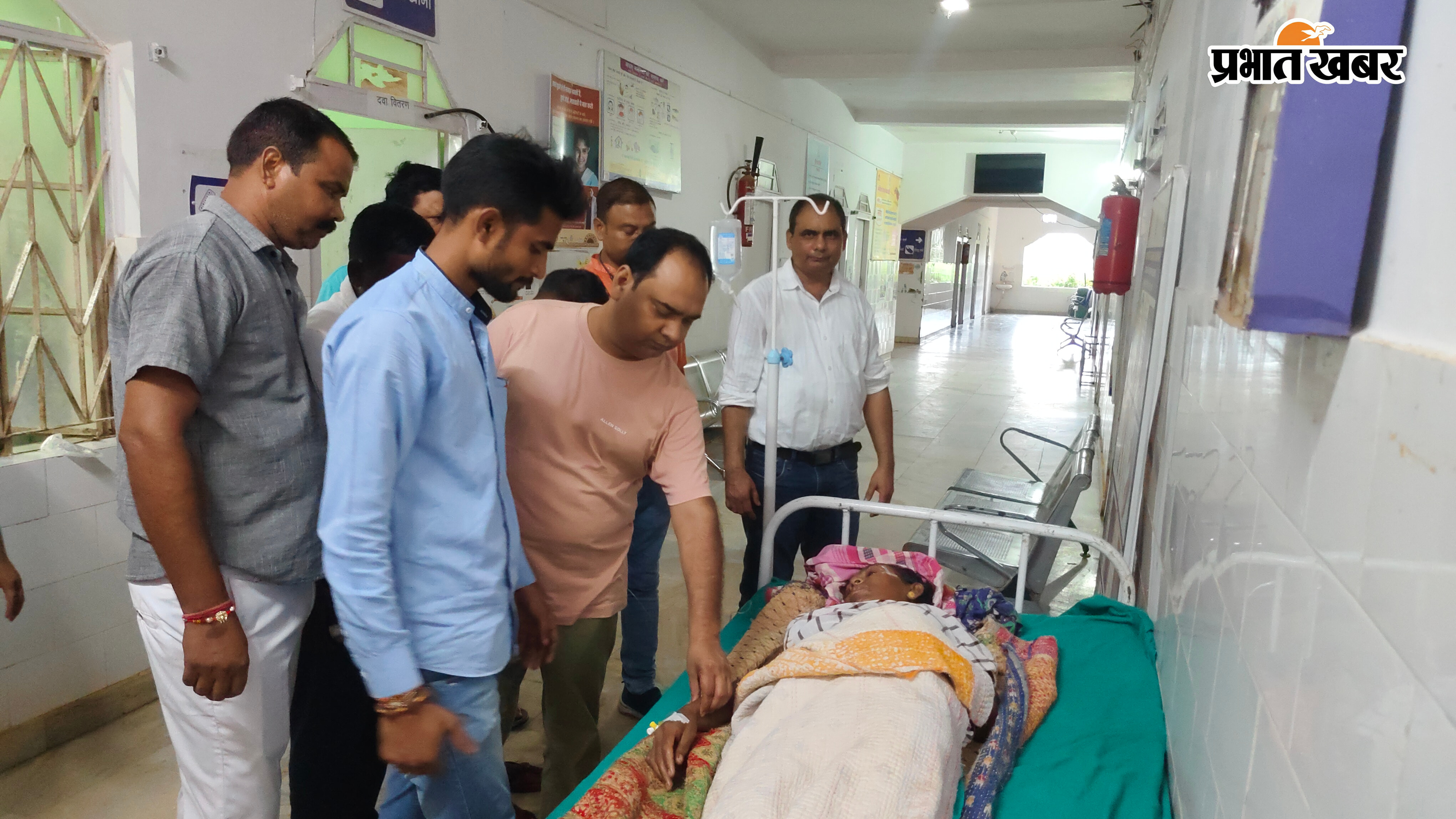 गांव में घायल का जायजा लेते विधायक, सीएचसी में घायल का इलाज करते चिकित्सा प्रभारी व अन्य | Prabhat Khabar Network
