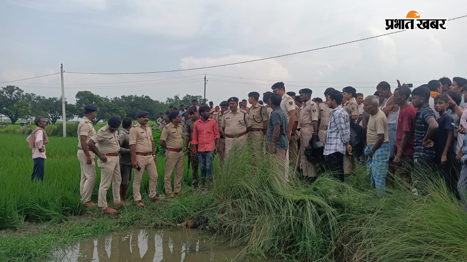 घटनास्थल पर पहुंचे डीएसपी जयप्रकाश  सिंह और पुलिस बल | Prabhat Khabar Network