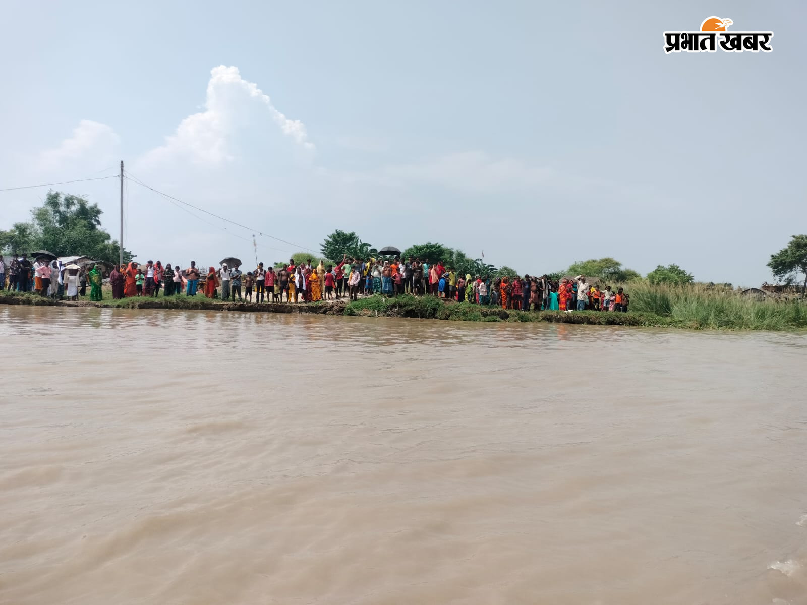 फोटो नं 29 एसबीजी  33,34   हैकैप्सन - शनिवार को गंगा का कटावगंगा किनारे खडे ग्रामीणगण | Prabhat Khabar Network