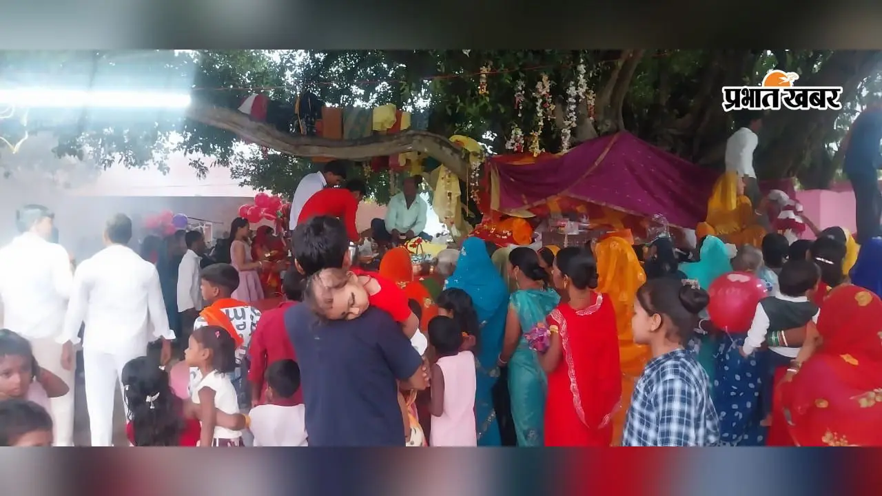 सीवान के हसनपुरा में तुरहा समाज ने शनिचरा बाबा की विधिवत पूजा-अर्चना की