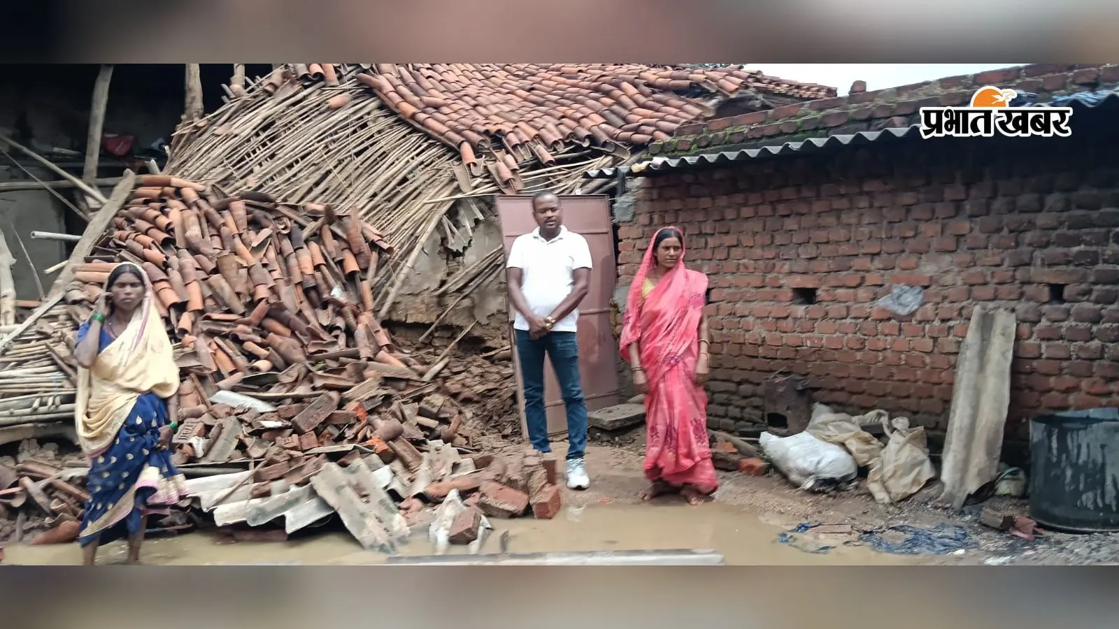 सो रहा था पूरा परिवार, अचानक भरभराकर गिरा मिट्टी का घर; लातेहार में बारिश बनी आफत, 5 मकान ध्वस्त