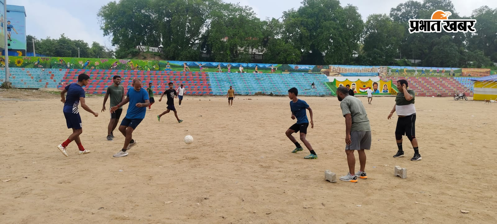 फोटो - खो खो खेल का प्रदर्शन करते खिलाड़ी फोटो- फुटबॉल खेल का प्रदर्शन करते खिलाड़ी | Prabhat Khabar Network