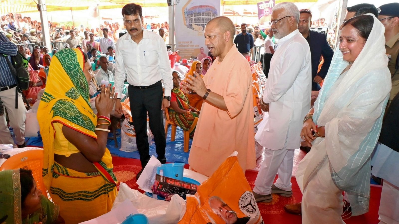 राहत सामग्री बांटते सीएम योगी आदित्यनाथ