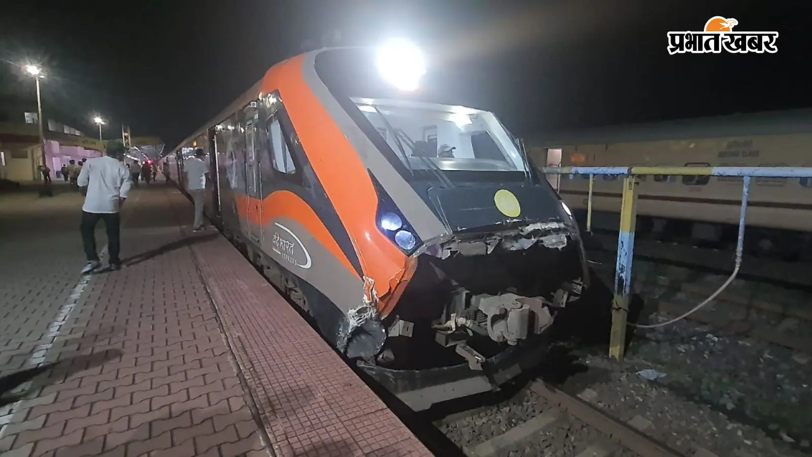 Hazaribagh: Vande Bharat Express के ट्रैक पर कैसे पहुंची ट्रैक्टर-ट्रॉली? हादसे के बाद रेलवे की सुरक्षा पर उठे सवाल