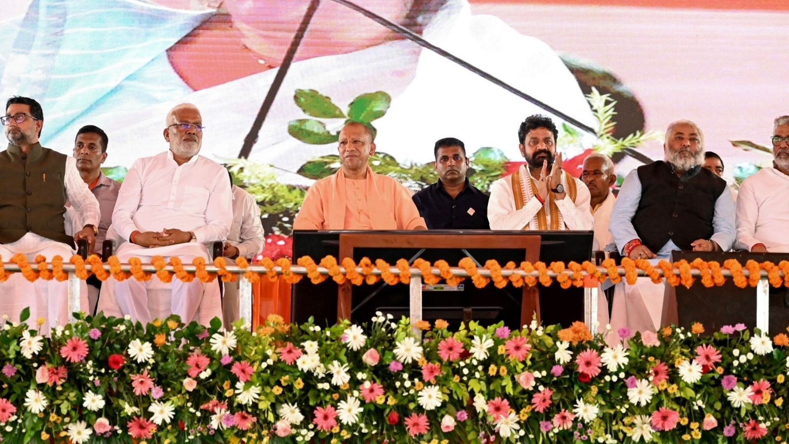 मंच पर मौजूद सीएम योगी आदित्यनाथ के साथ परिवहन मंत्री दयाशंकर सिंह