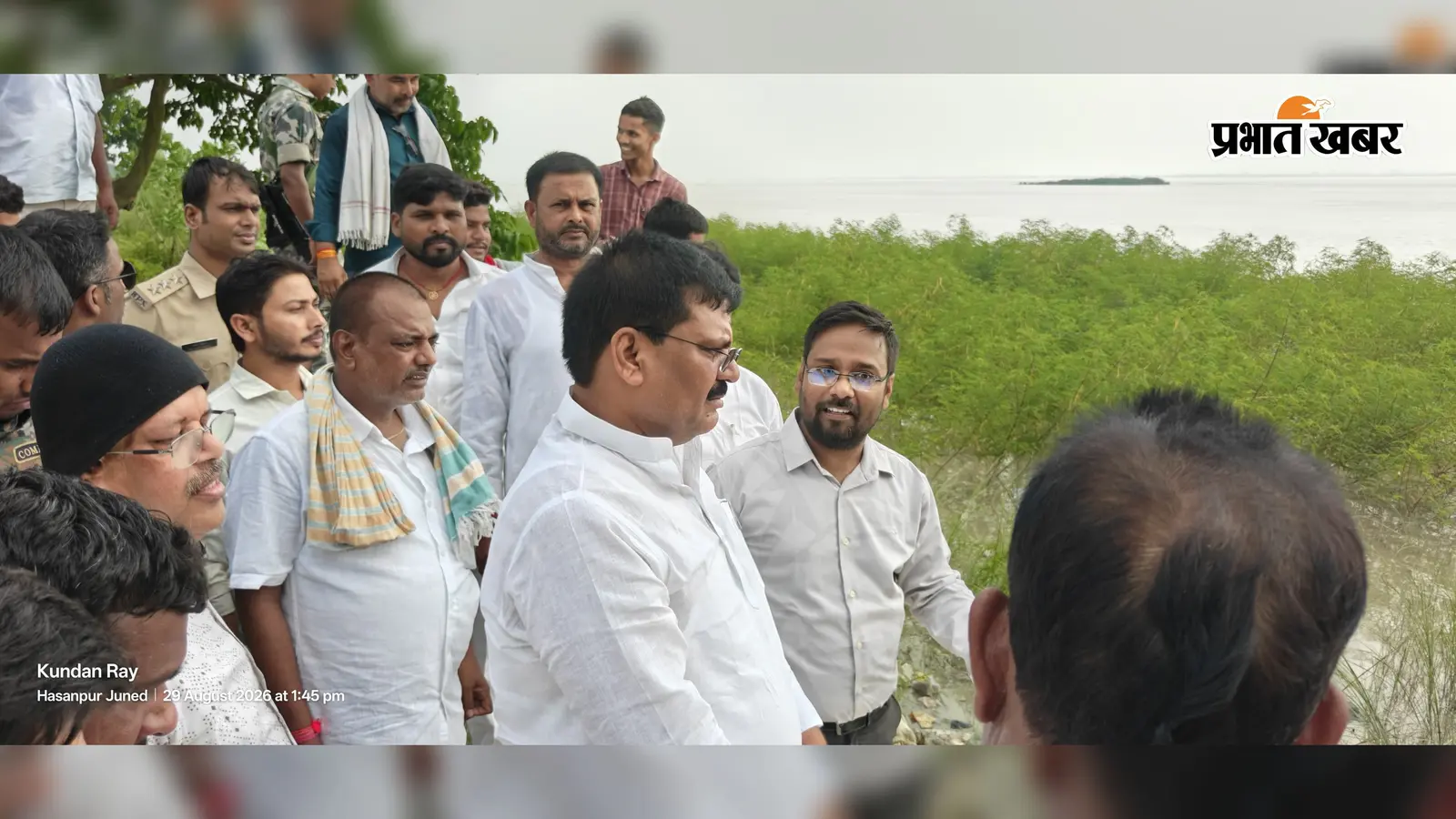 गंगा में बढ़ते पानी के बीच तटबंध पर पहुंचे उमेश कुशवाहा, राहत-बचाव की तैयारियों का लिया जायजा