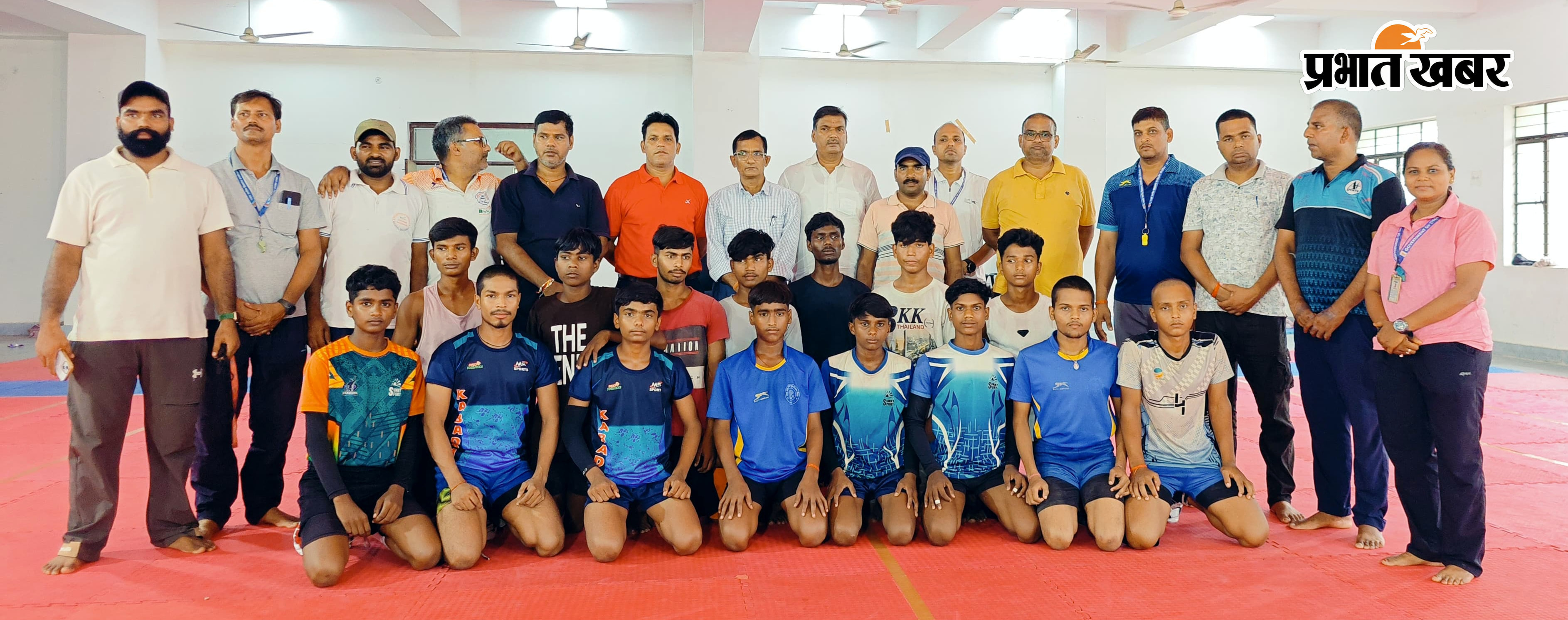 फोटो कैप्शन 1. फजलगंज स्थित खेल भवन में राष्ट्रीय खेल दिवस पर ताइक्वांडो व बॉक्सिंग प्रतियोगिता के दौरान दमखम दिखाते खिलाड़ी. | Prabhat Khabar Network