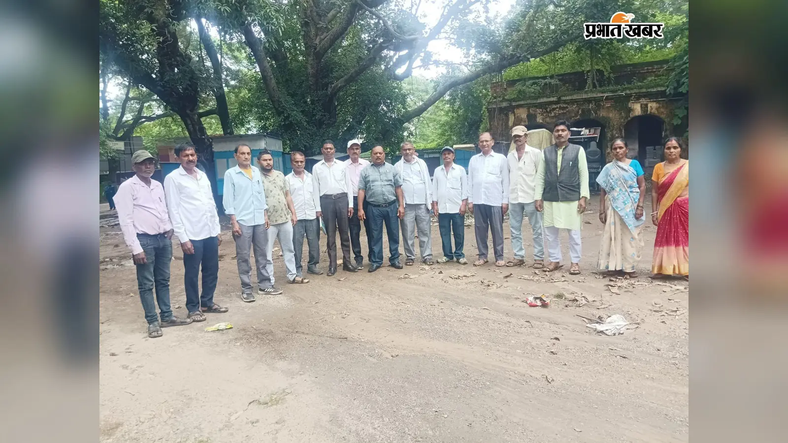 Hazaribagh News: गड्ढों में गुम हुई हजारीबाग की सड़कें! पैदल चलना भी मुश्किल, जनप्रतिनिधियों से पूछा- कब सुधरेंगे हालात?