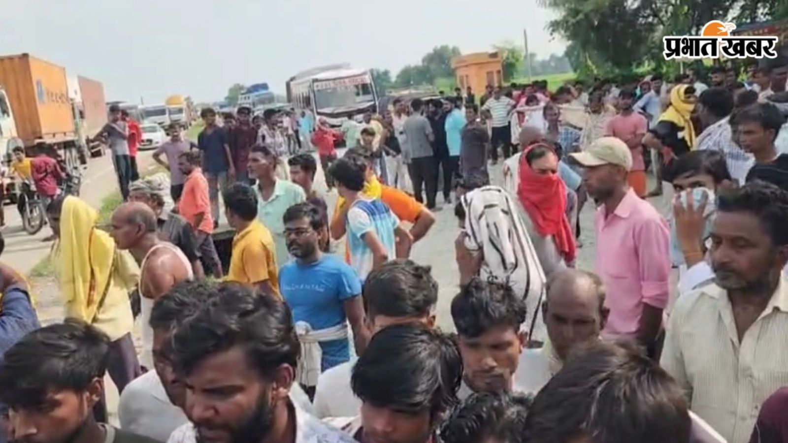 रोड जाम करते ग्रामीणों की तस्वीर