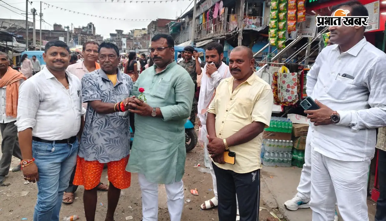 टिकारी विधायक अजय दांगी पहुंचे गुरुआ, गुलाब का फूल देकर लोगों ने किया स्वागत, फिर बताई समस्याएं