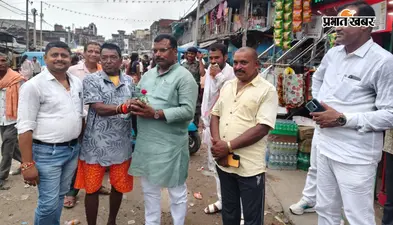 टिकारी विधायक अजय दांगी पहुंचे गुरुआ, गुलाब का फूल देकर लोगों ने किया स्वागत, फिर बताई समस्याएं