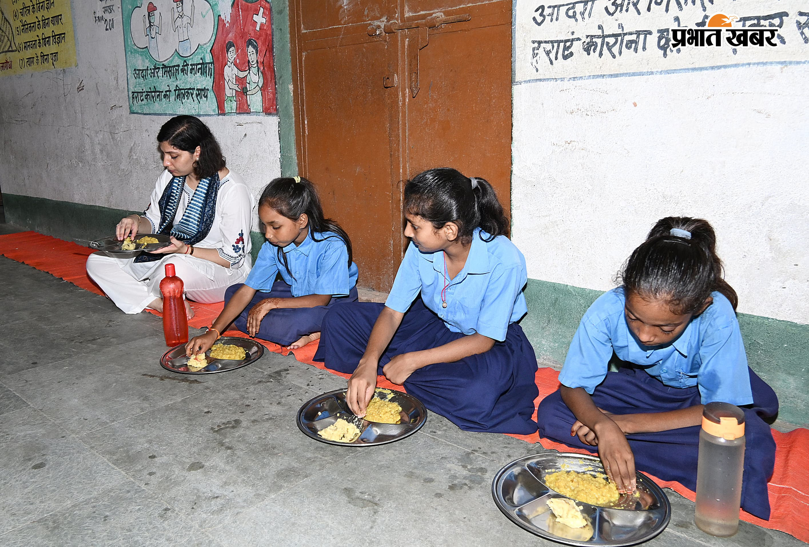 फोटो- बच्चों के साथ मध्यान भोजन का स्वाद चखती डीएम फोटो- शिक्षक बनकर बच्चों को पढ़ाती डीएम | Prabhat Khabar Network