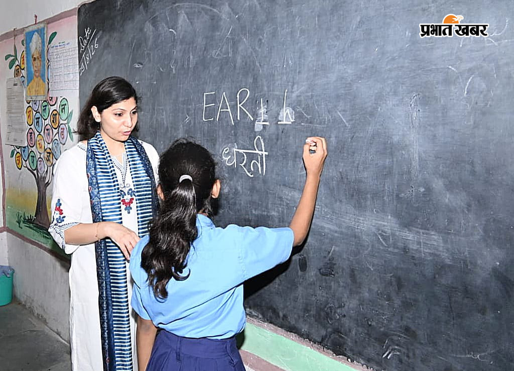 फोटो- बच्चों के साथ मध्यान भोजन का स्वाद चखती डीएम फोटो- शिक्षक बनकर बच्चों को पढ़ाती डीएम | Prabhat Khabar Network