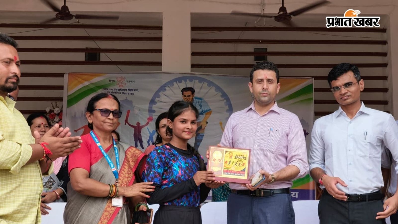 खिलाड़ी को सम्मानित करते डीएम रिची पांडे
