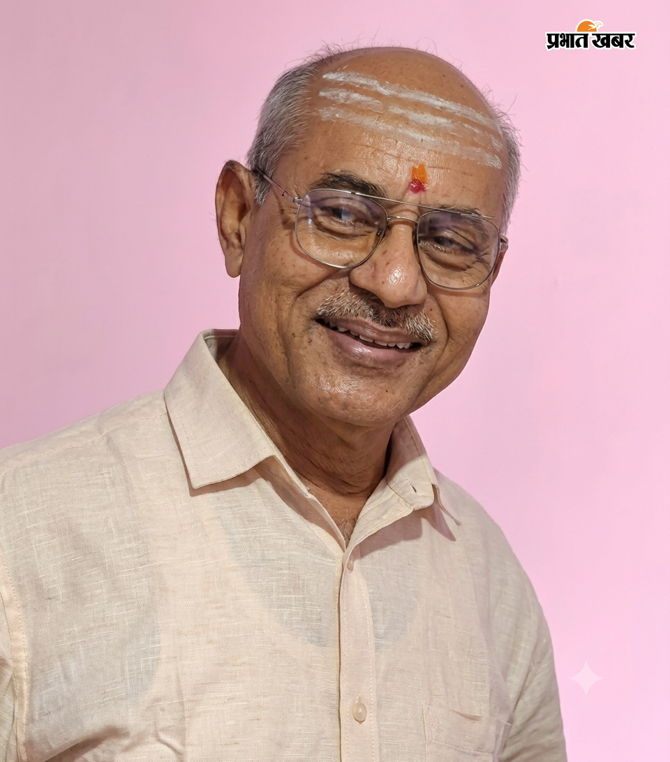 फोटो कैप्शन : मंदिर की तस्वीर ज्योतिषाचार्य डॉ. विभूति नाथ झा की तस्वीर एवं जारी दुर्गा पुजा कैलेंडर | Prabhat Khabar Network